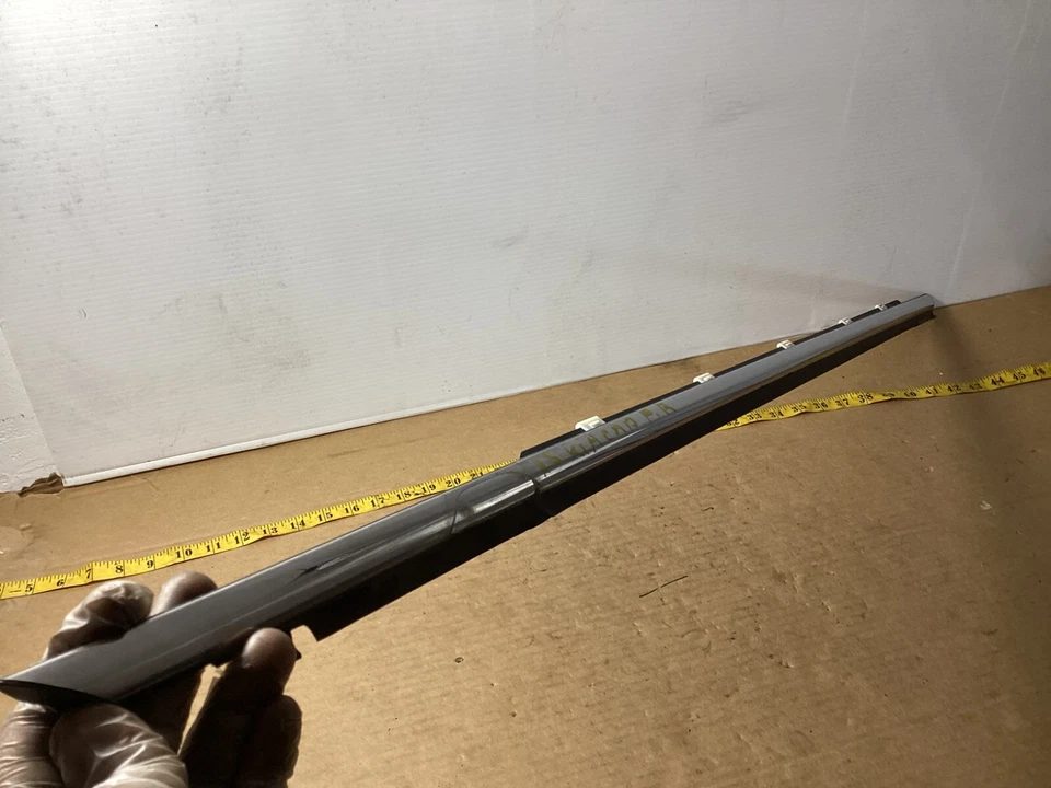 Kia Cadenza 2013-2016 moldura de umbral de ventana de puerta lateral del pasajero delantero derecho OEM. Foto 3 de 4