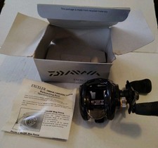 Mulinello da baitcasting Daiwa Exceler 100HA. Mano destra. NUOVO, scatola mostra danni da conservazione.