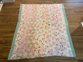 VINTAGE ANTIQUE HANDMADE DISTRESSED PASTEL COLORFUL HEXAGON PATTERN QUILT 73X63