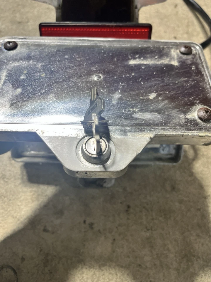 1981 80-83 Kawasaki LTD 550 KZ550 Rear Signals Left Right Locking License Plate - Image 4 of 4