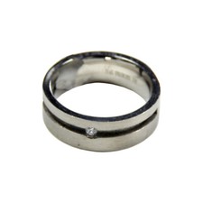 Anillo satinado de acero inoxidable para hombre con centro abierto y acento de circonitas cúbicas