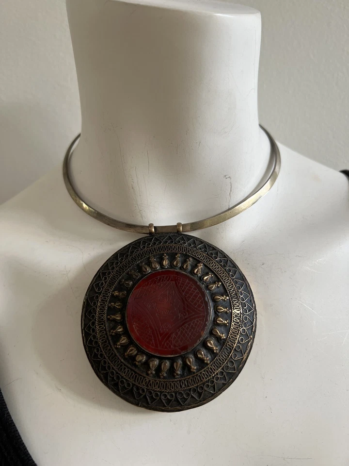 Colgante grande vintage de metal y plata con moneda de Oriente Medio, piedra roja Foto 3 de 4