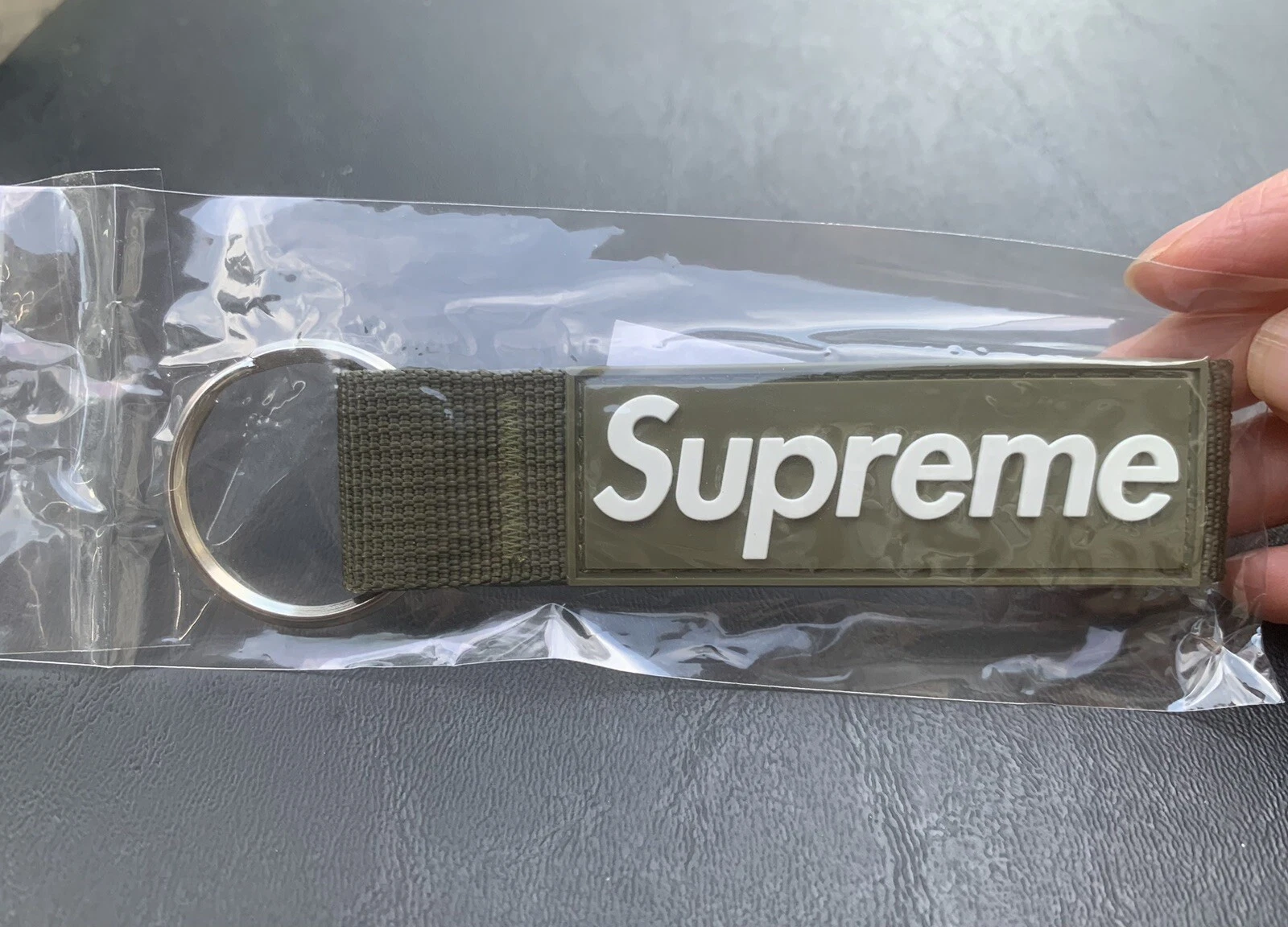 Porte clés sangle suprême vert olive clair