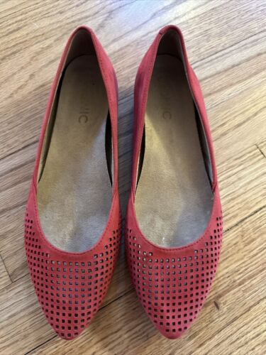 VIONIC 'POSEY' RED SUEDE FLATS SZ 6 VERY NICE PRE-