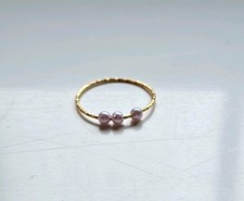 Zierlicher Goldring mit dreifachen Perlen (15–19 mm/0,59–0,75 Zoll) Größen M–R