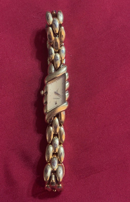 Seiko Gold Tone Quartz Analog Dress Wristwatch Metal Bracelet Rectangular Face