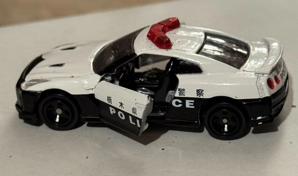 Coche de Policía Tomica Nº23 Nissan GT-R. Coche super chulo con puertas que se abren.  Foto 2 de 4