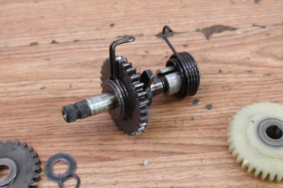 1996 SUZUKI DS80 Kick Start Shaft Assembly w/ Idle Gear - Image 3 of 4