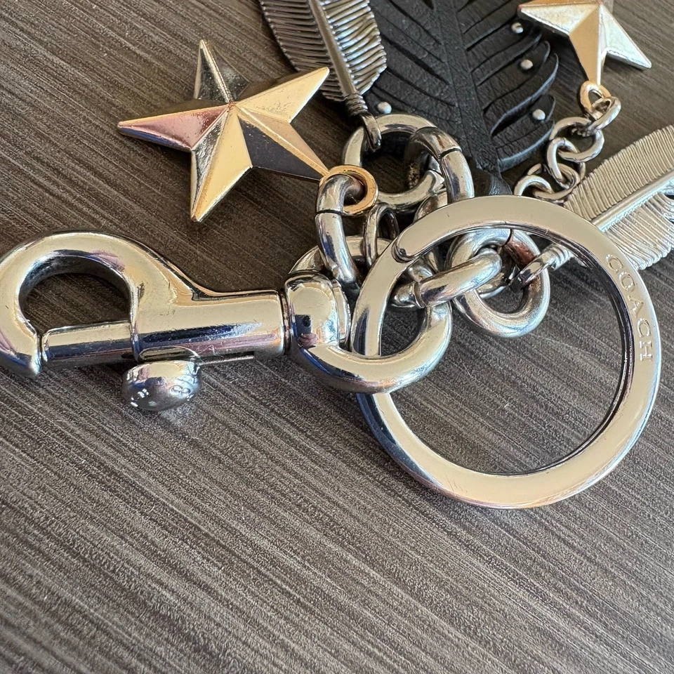 Bolso Coach Multi Plumas Dije - Tachuelas Metal Cuero Star Coach Usado en Excelente Condición Difícil de Encontrar Foto 4 de 4