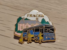 Pin's Renault TRACER..BUS BLEU FONCE..MAISON ROSE..ARTHUS BERTRAND
