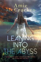 Leaning Into The Abyss Amie Mccracken Taschenbuch Kartoniert / Broschiert 2020
