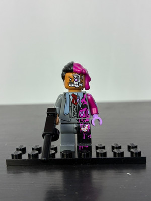 LEGO sh0395 Two-Face Minifigure DC Super Heroes from set 70915