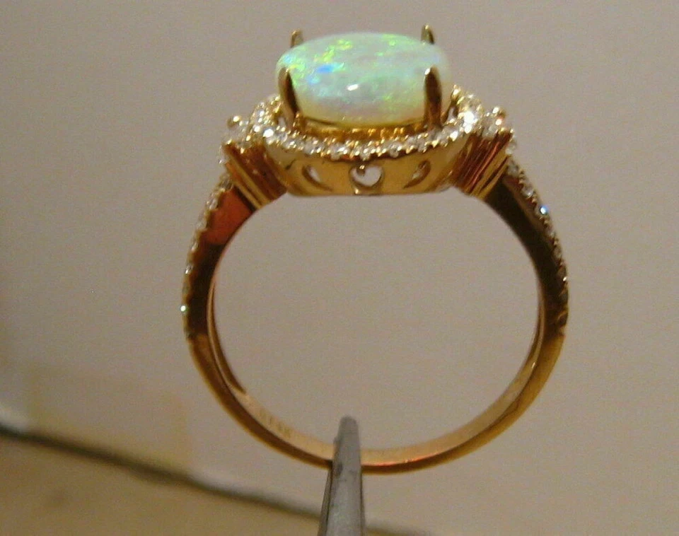 Anillo de compromiso de topacio azul y diamantes con halo de corte ovalado de 3 quilates acabado en oro de dos tonos de 14 k Foto 3 de 3