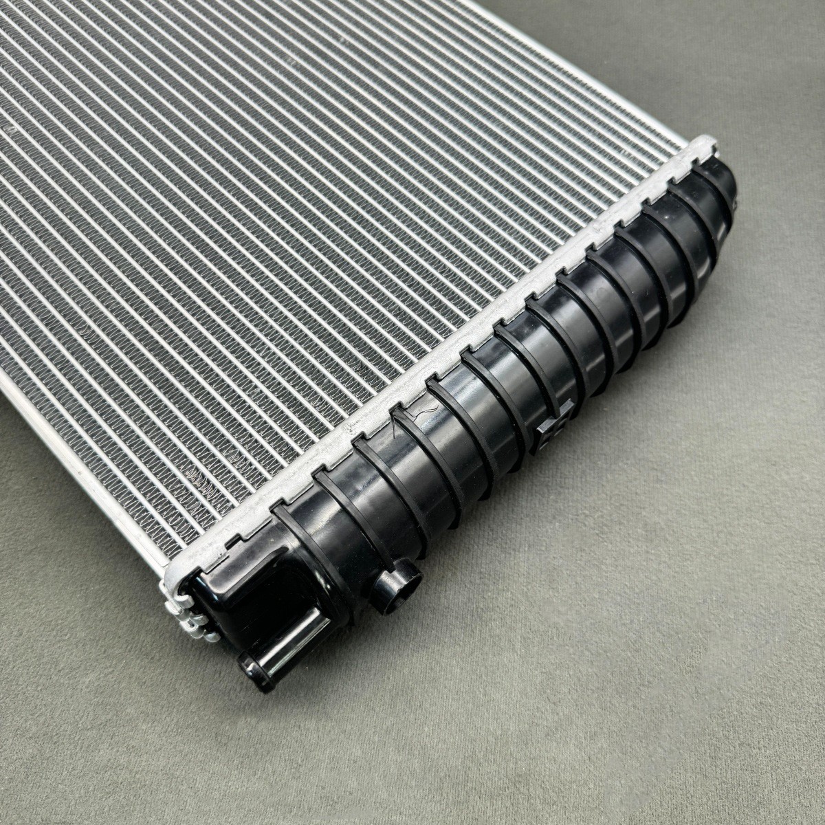 Left Or Right Radiator Charge Cooler for 2016-2018 Mclaren 570s Coupe 13L0183CP