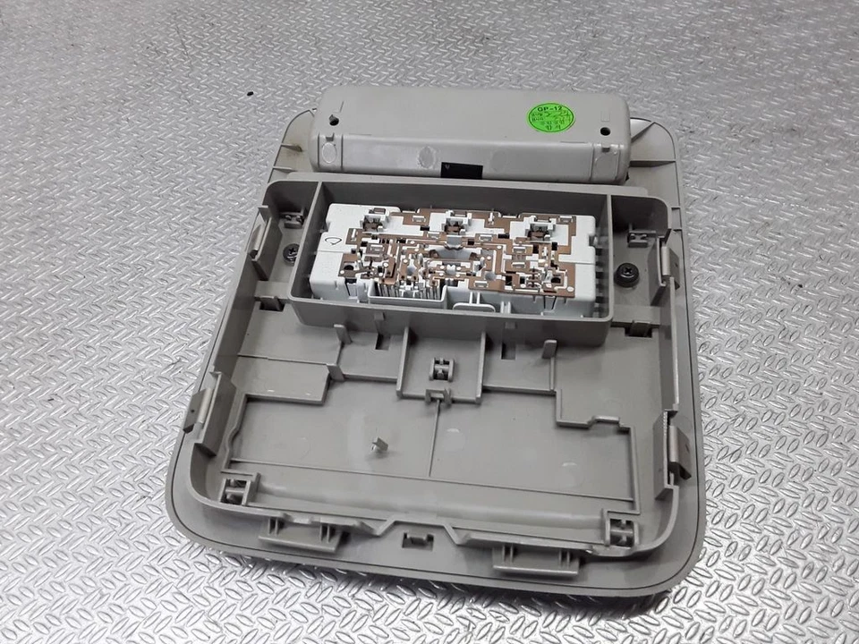 Свет переднего сиденья Chevrolet Orlando 2015 95181581 DEV471268 - Изображение 3 из 3