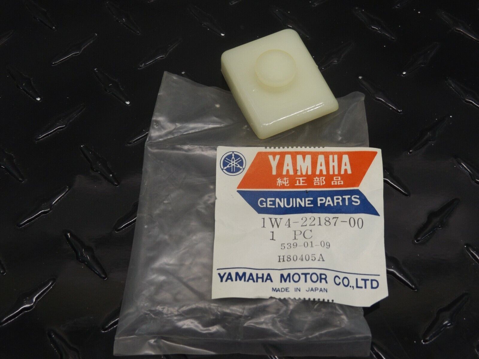 NOS YAMAHA 1W4-22187-00-00 SWING ARM CHAIN GUIDE | eBay