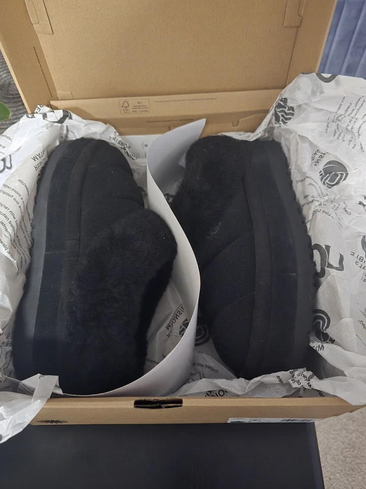 Gently Used UGG Tazzlita Women's Size 9 In The Color Black Platform Shoes - Image 4 of 4