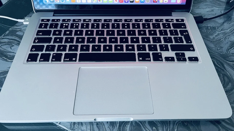 13-inch Apple MacBook Pro 2.4GHz i5 8GB RAM 256GB SSD Late 2013 A1502 - Image 2 of 4