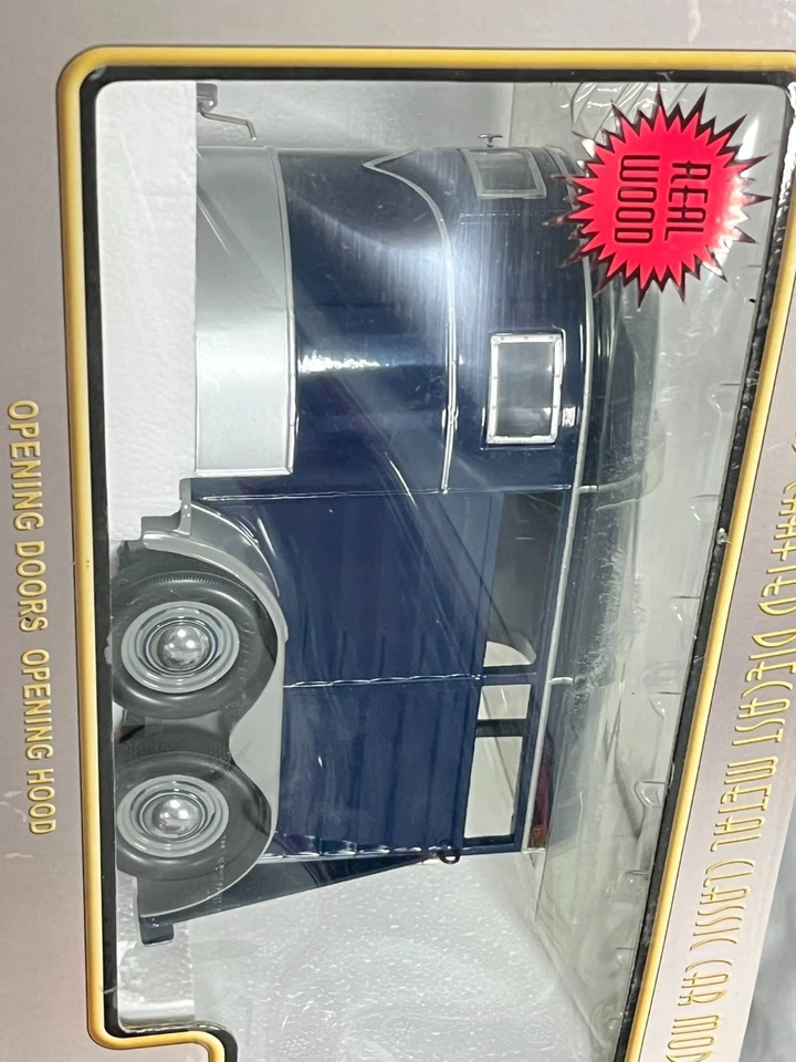 Motor City Classic 1:18 Horse Trailer Diecast & Real Wood BLUE Cattle Livestock - Image 3 of 4