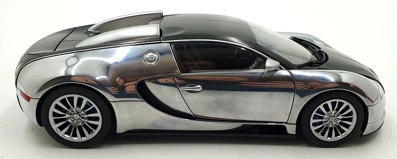 Autoart 1/18 Scale Diecast 70966 - Bugatti Veyron 16.4 Pur Sang - Black/Chrome - Image 4 of 4