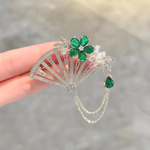 Women's Lovely Brooch Pin 3.06 Ct Pear Simulated Emerald 14k White Gold Plated - Picture 2 of 6