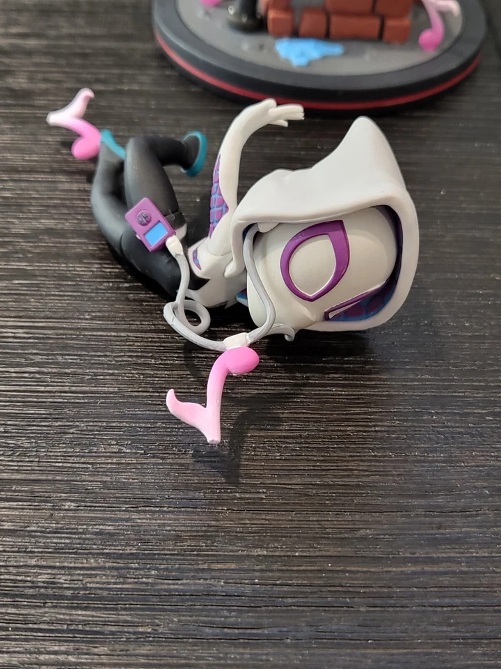 Figura Diorama Quantum Mechanix Marvel Ghost Spider Q-Fig Elite (ROTA) Foto 2 de 4