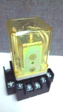 IDEC RELAY & BASE RR3PA-U AC120V 50/60HZ USED RR3PAU