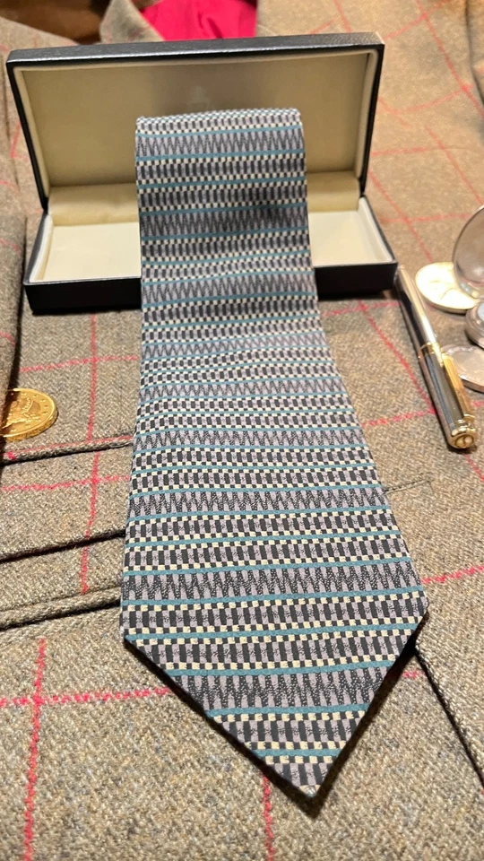 Gravata larga clássica ALFANI azul-petróleo, tons de cinza, ouro branco e camelo - Imagem 4 de 4