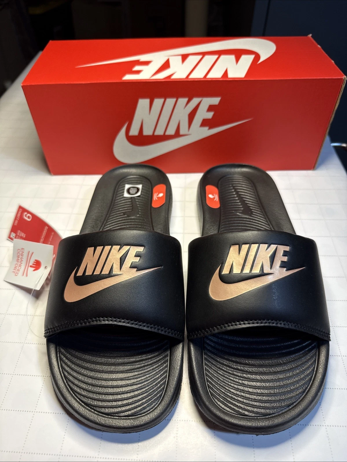 Sandali Nike Donna Victori One Slide Nero Mtlc Rosso Bronzo CN9677 001 Taglia 9