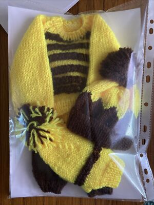 Handgefertigtes gestricktes gelb und braunes ''Brownies'' gestreiftes Puppen Outfit