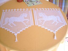 2 x  Häkelgardine in weiß* galoppierende Pferde* je 37 x 45 * gehäkelte Gardinen