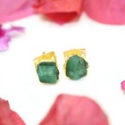 Mini aretes naturales de piedra de nacimiento de esmeralda áspera galvanizados en oro para ella