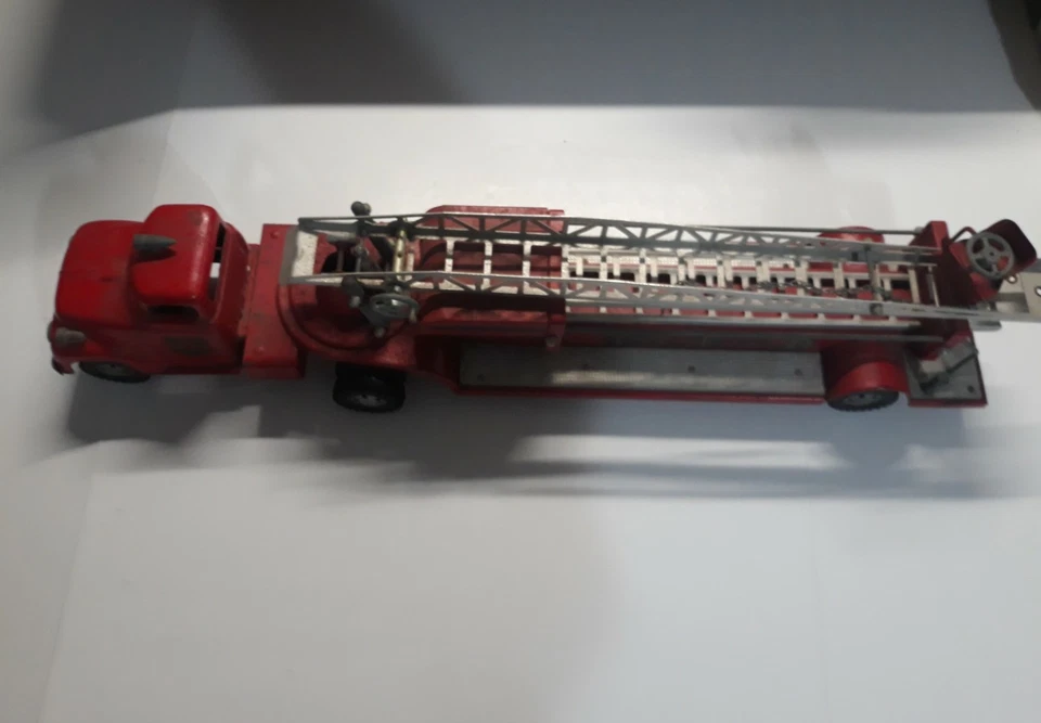 Camión de bomberos y escaleras Ford Tonka TFD 1957 original vintage con escalera hidráulica Foto 3 de 4