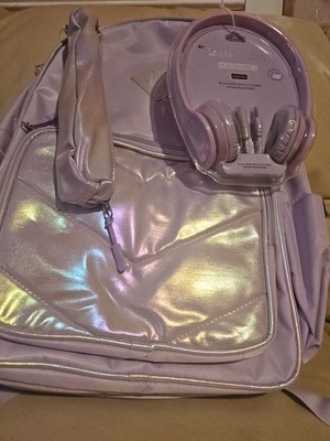 This backpack is 4+ years old and fits 5-6 books. It features comfort padding an