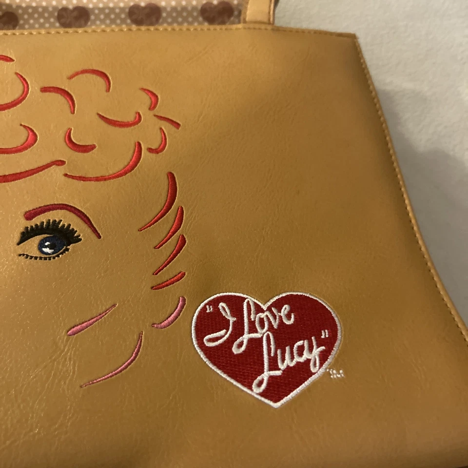 Monedero bordado vintage I love Lucy. Camafeo retrato con logo icónico. Foto 4 de 4