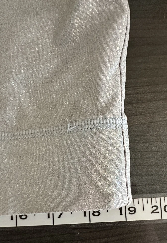 Sujetador deportivo Fabletics Harlyn Midi impacto medio para mujer XXL plateado brillo Foto 4 de 4