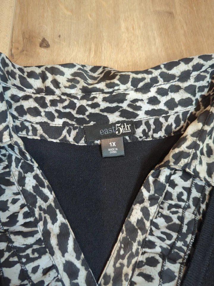 Cárdigan suéter East 5th para mujer talla 1X XL estampado animal en capas negro con botones Foto 3 de 4