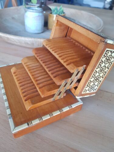 Boîte à cigarettes musicale antique en marqueterie de bois et d'os de nacre - Photo 1/10