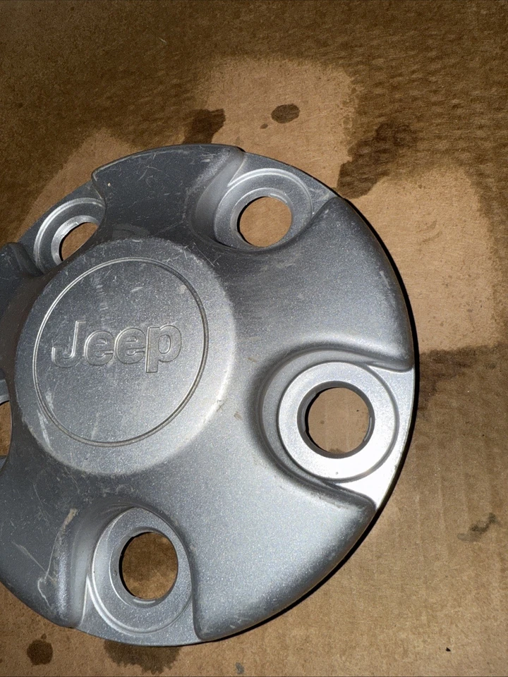 Un (1) tapacubos central de 5 orejetas para llanta Jeep Wrangler 2007-2016 OEM 1AH90TRMAD Foto 3 de 4