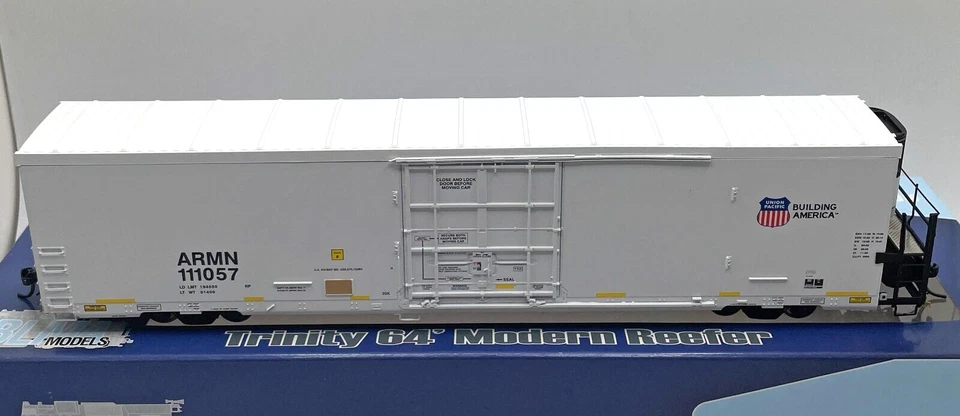 HO BLMA MODELS 52003 TRINITY 64' REEFER UNION PACIFIC ARMN # 111057 - Image 2 of 2