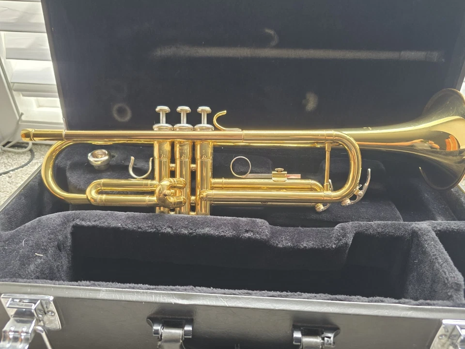 Trompeta Yamaha YTR 2335 BB con estuche rígido instrumento musical de Japón Foto 2 de 4