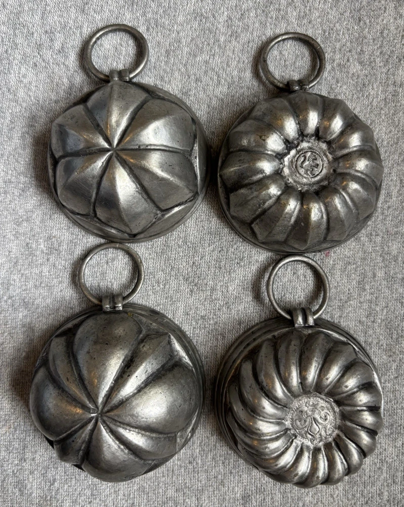 Antike Mini Backförmchen aus Zinn – 4 Stück – um 1900 – mit Herstellermarke