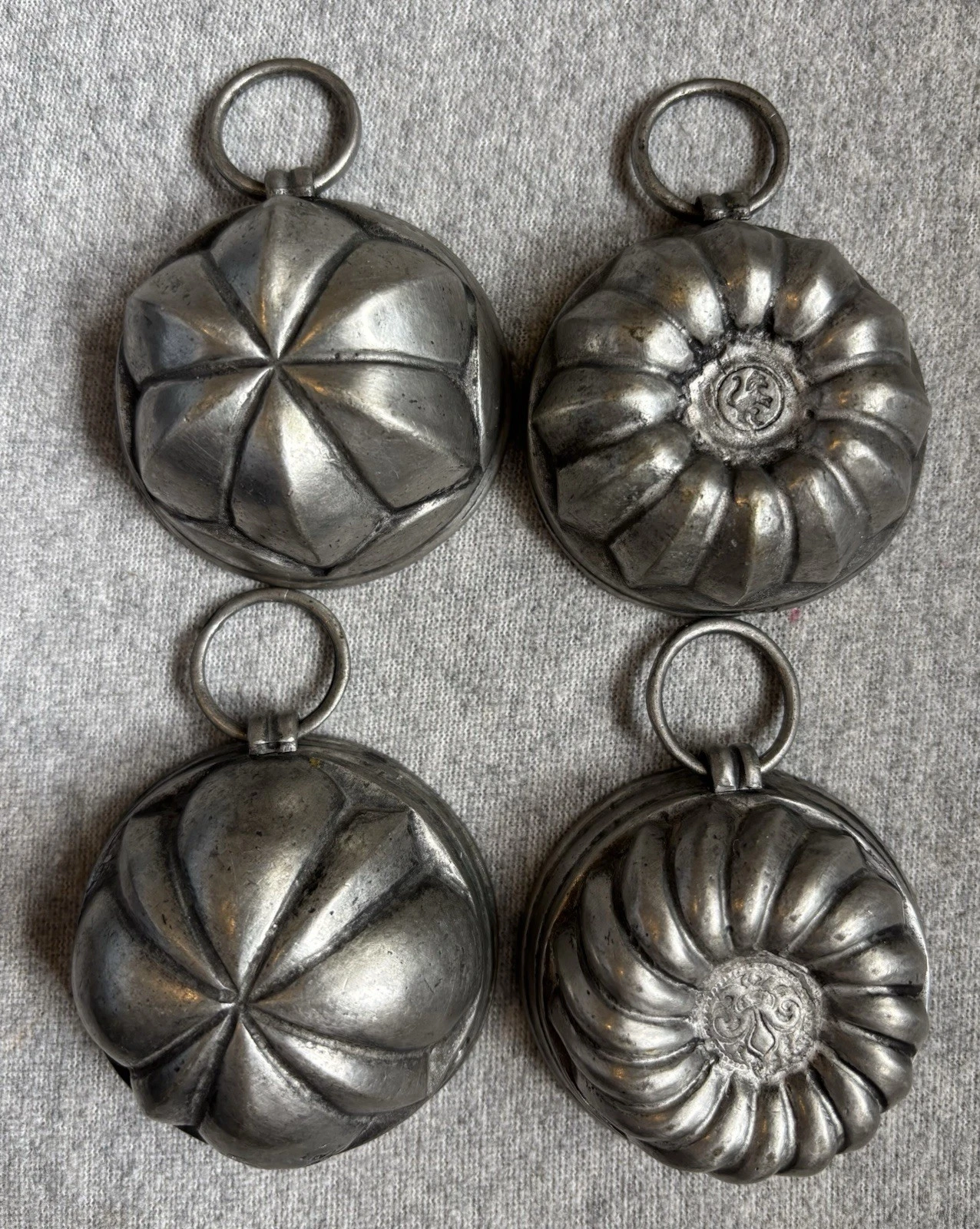Antike Mini Backförmchen aus Zinn – 4 Stück – um 1900 – mit Herstellermarke