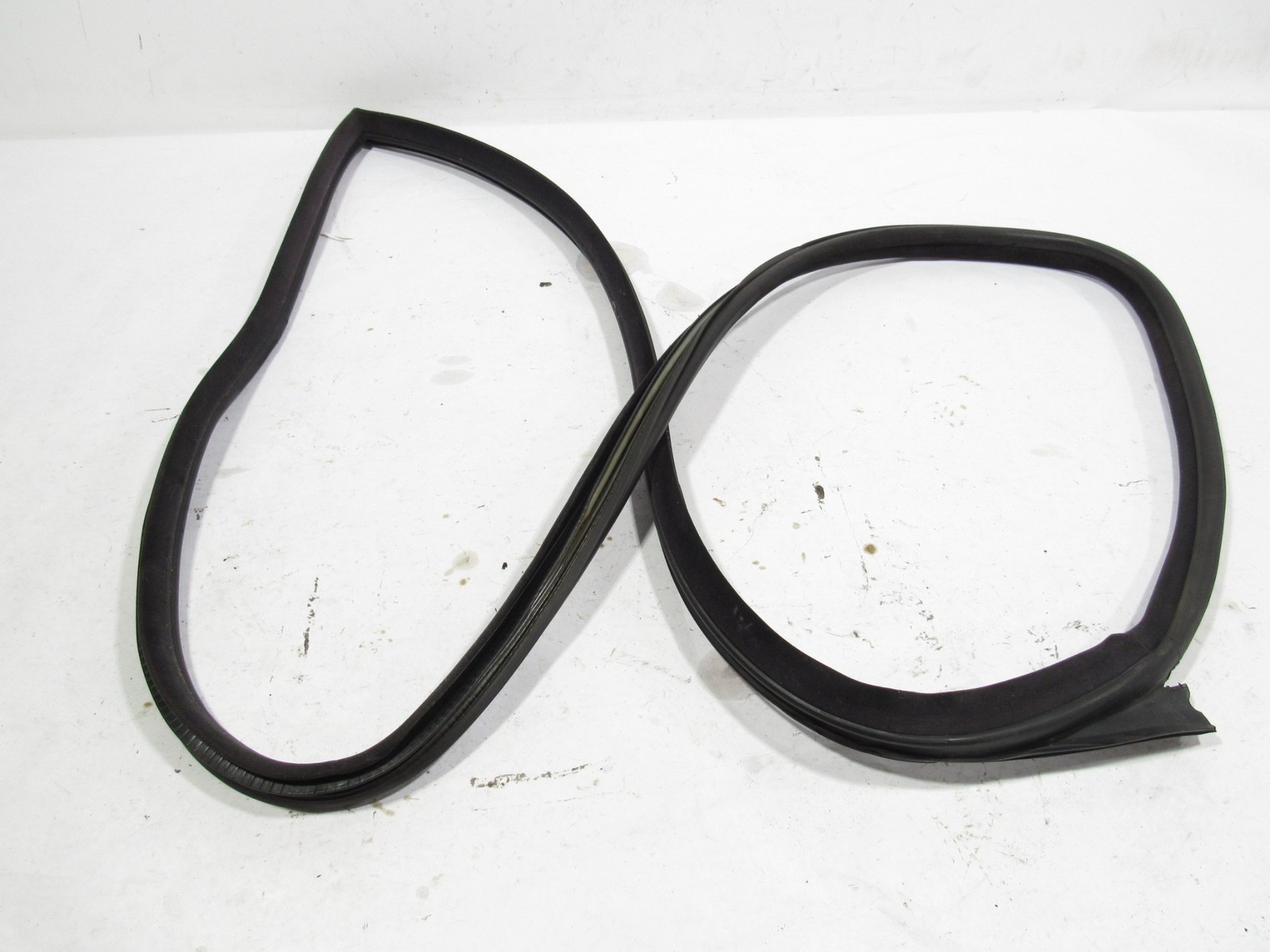 02-06 Maserati Coupe GT 2004 Left Driver Door Weatherstrip Rubber Seal ;