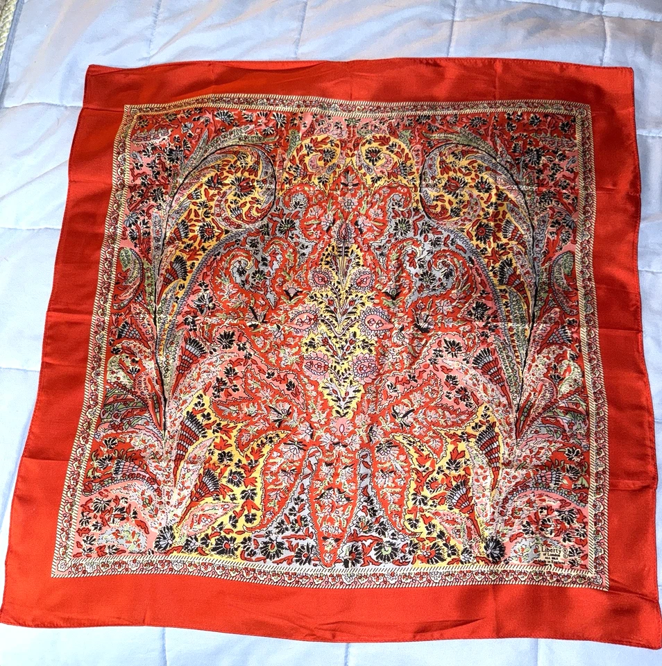 复古 Liberty of London 真丝围巾红色佩斯利花卉印花方形手卷 — 第 4/4 张图片