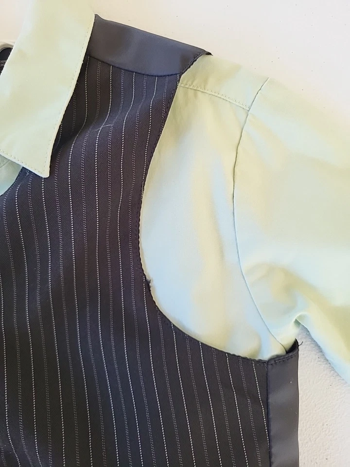 Juego de 3 piezas Dockers 3T - Camisa verde menta, chaleco a rayas y pantalones negros. Foto 4 de 4