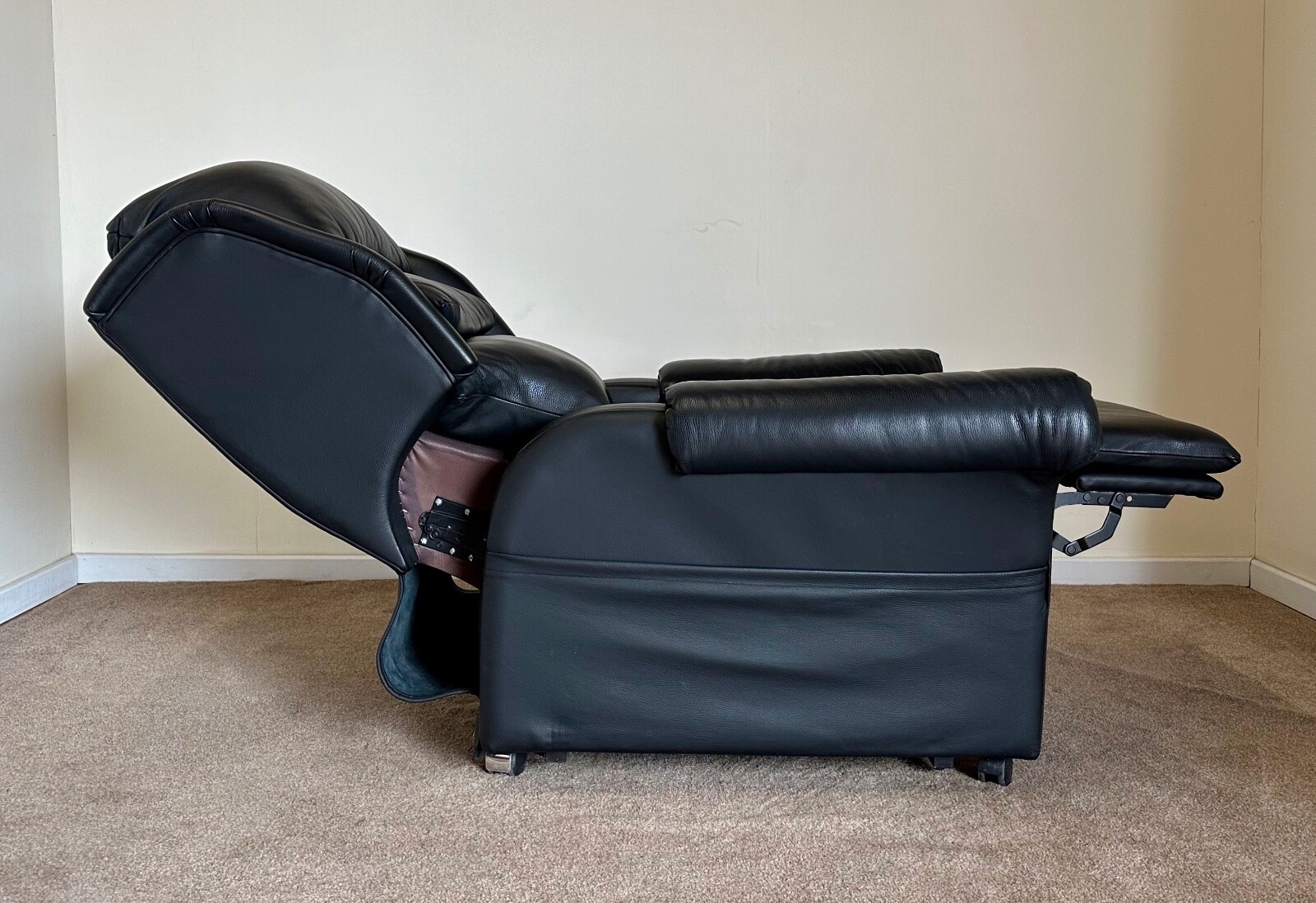 WILLOWBROOK LUXURY ELECTRIC RISER RECLINER CHAIR BLACK LEATHER CAN