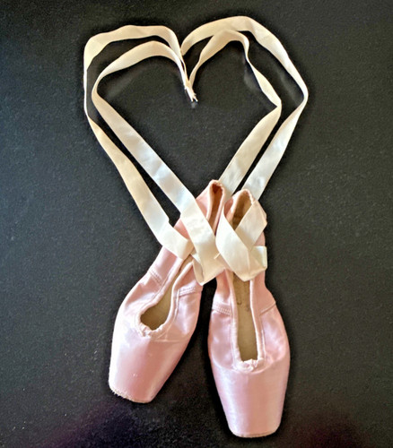 VINTAGE BALLET SHOES Capezio POINTE PINK SATIN 3.5 Beautiful WEAR or DISPLAY