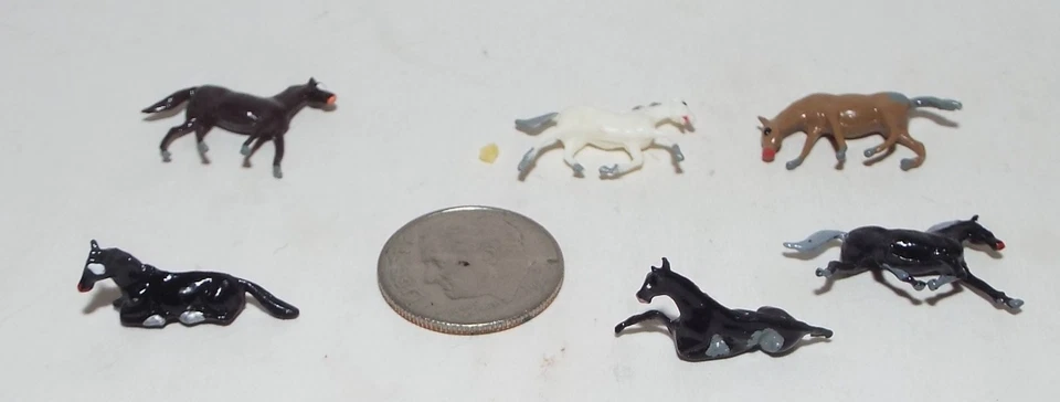 Lot of 5 Very Small N Scale Plastic Figures of Horses - Image 3 of 4