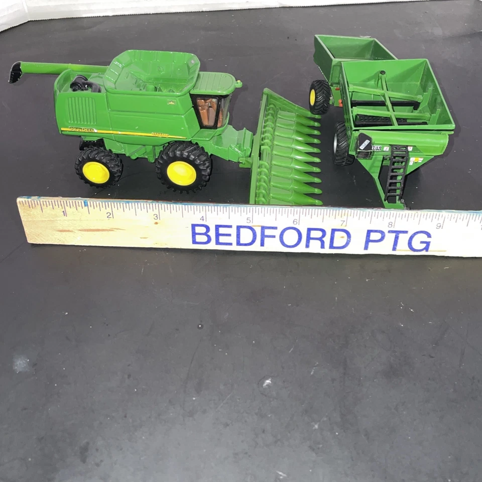 John Deere ERTL Green Die-cast Plastic 5"Toy Combine w Corn Head 1/64 FO515YL01 - Image 2 of 4